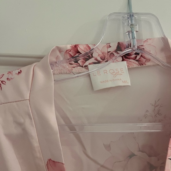 le rose pink satin robe - Picture 7 of 7